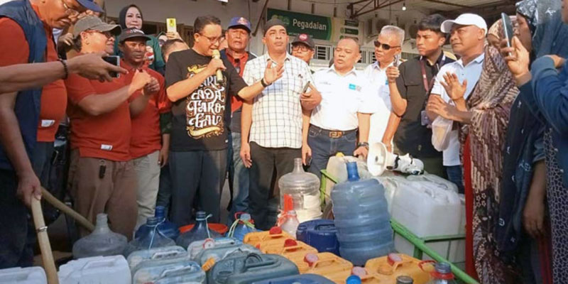 Prihatin Banyak Warga Kesulitan Air Bersih, Anies Janji Bangun Infrastruktur Mikro